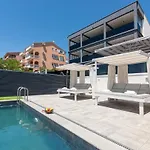 Villa Twins